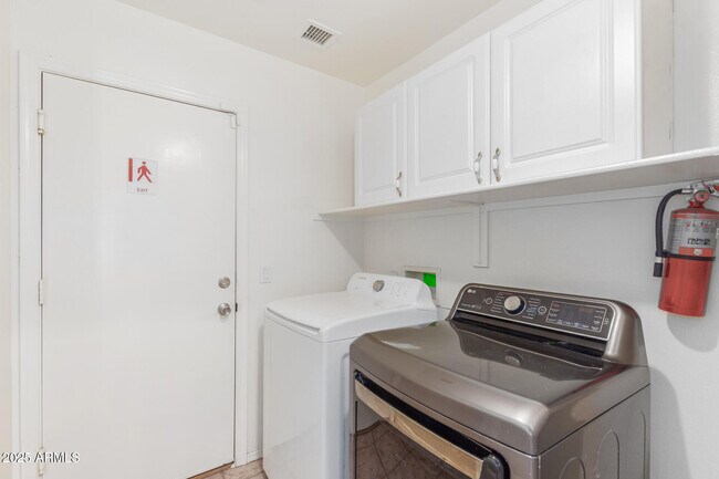 Building Photo - 8156 W Tonto Ln