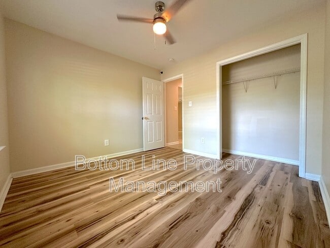 Building Photo - 3227 Lake Dr