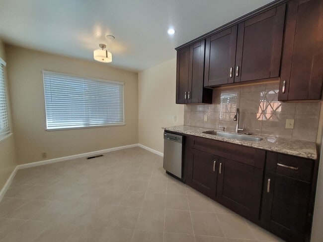 Building Photo - Lovely 3 bedroom 2 bath duplex with private garage and backyard