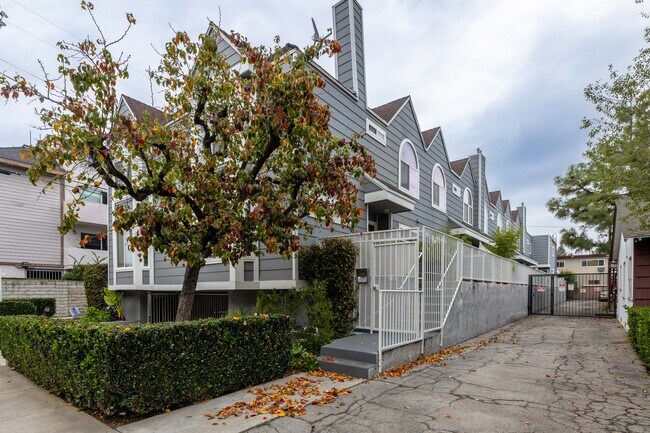 Building Photo - 4744 Ben Ave