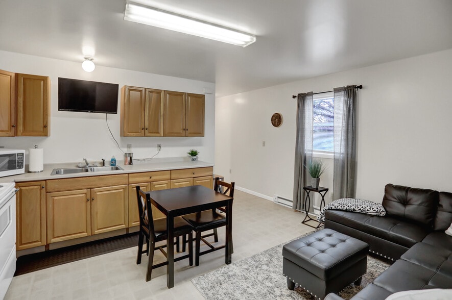 Building Photo - 1615 N River Rd