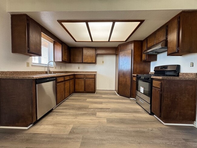 Building Photo - Victorville Home