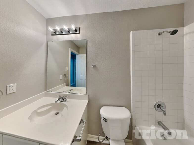 Building Photo - 523 Pinnacle Dr