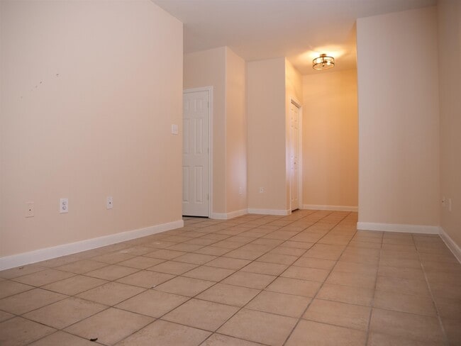 Building Photo - 2445 Monarch Dr