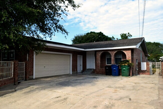 Building Photo - 2623 Irwin Dr