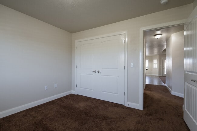 Building Photo - 3 bed 2 bath home with fully-fenced yard