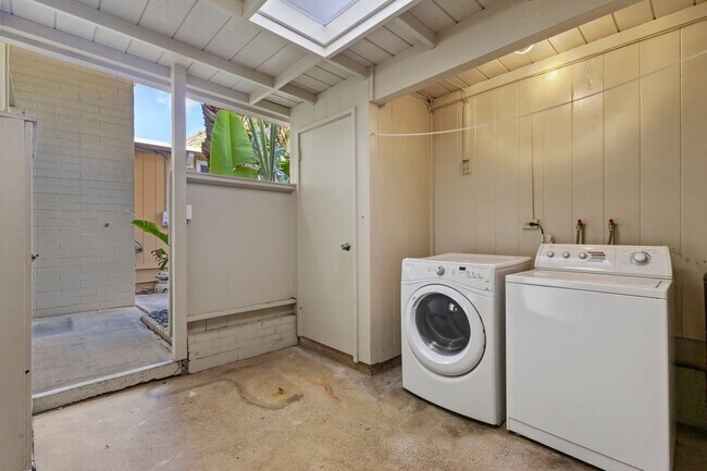 Building Photo - Waterfront living in this Hawaii Kai Marin...