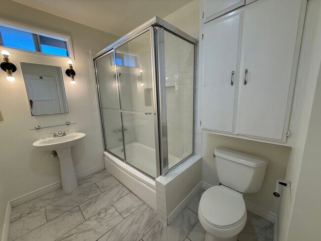 Building Photo - Now Leasing a 2-Bedroom Home in a Prime East Long Beach Location!