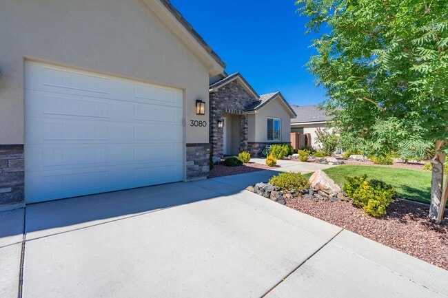 Building Photo - Stunning 5 Bed, 3 Bath Home with a 3 Car Garage