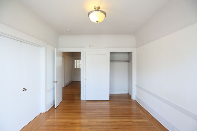 Building Photo - Top, third floor 2BR/1BA on Nob Hill class...