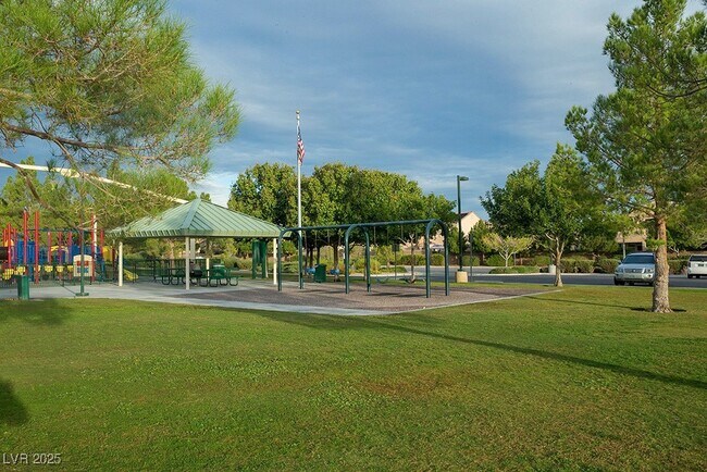 Building Photo - 10957 Royal Highlands St