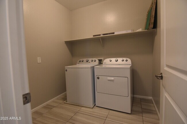 Building Photo - 250 E Wisteria Dr