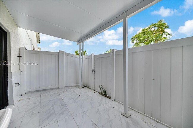 Building Photo - 1130 SW 6th Ct