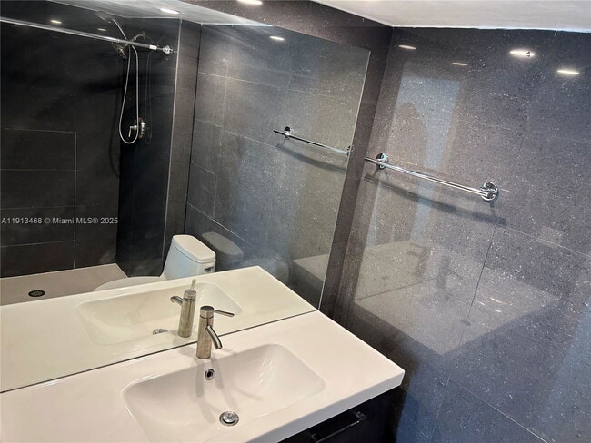 Building Photo - 100 Bayview Dr