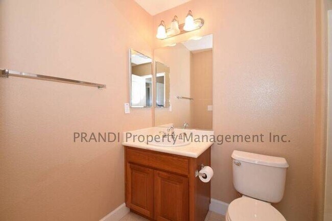 Building Photo - Top Floor Condo w/Views and Washer/Dryer!