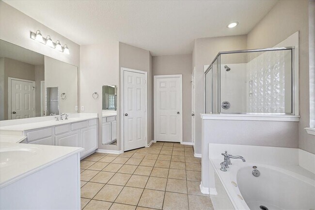 Building Photo - 4422 Roundtree Ln