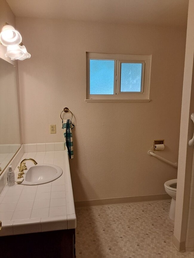 Building Photo - 3 bed/1.5 bath on large corner lot