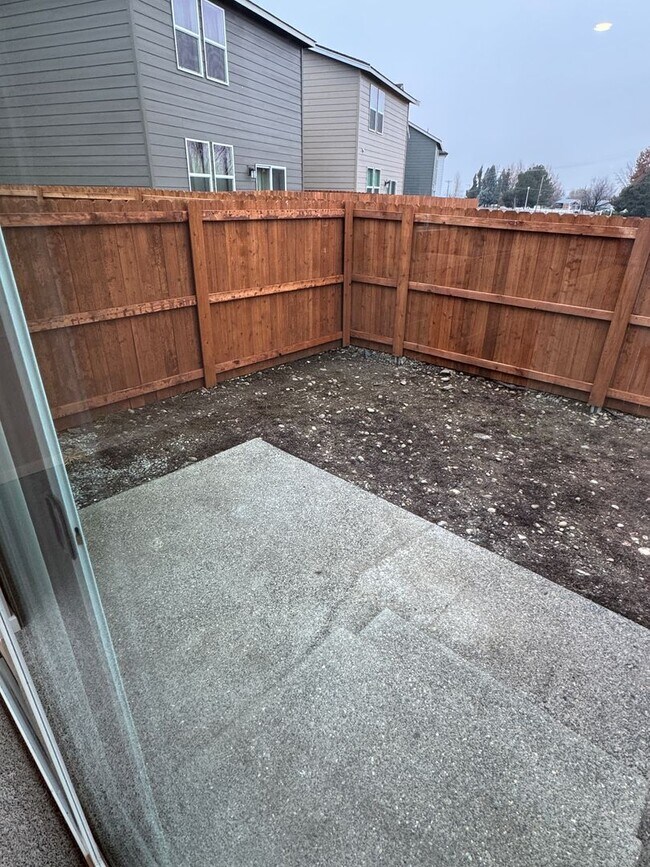 Building Photo - 4 Bed 2.5 Bath Home with Community Amenities