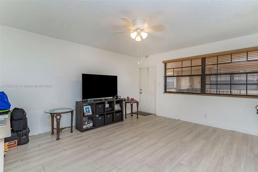 Building Photo - 2646 Riverside Dr