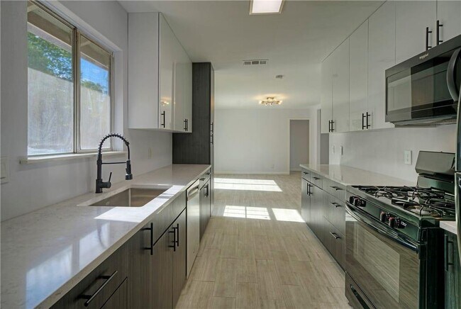 Primary Photo - 5301 Gladstone Dr
