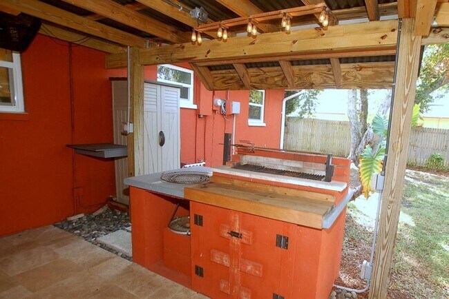Building Photo - 468 Limewood Ave