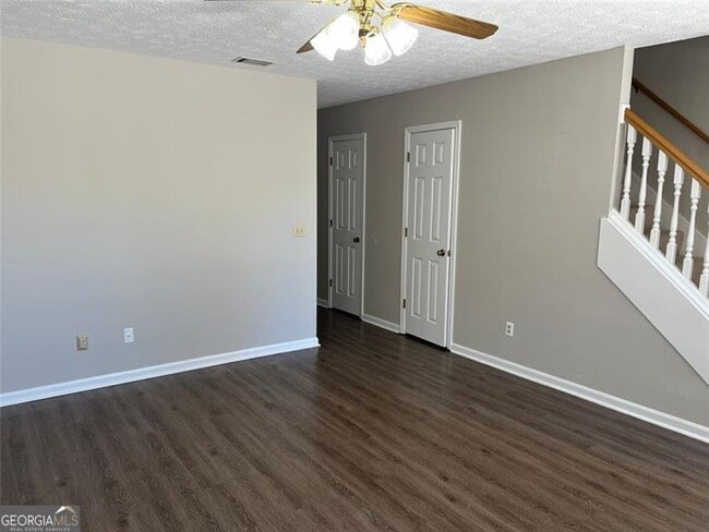 Building Photo - 326 Leafmore Rd SW