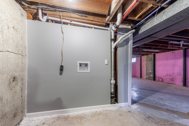 Building Photo - 1933 Judson St