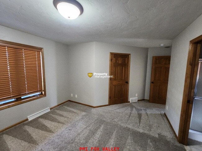 Building Photo - Large Side by Side Townhouse Greenville