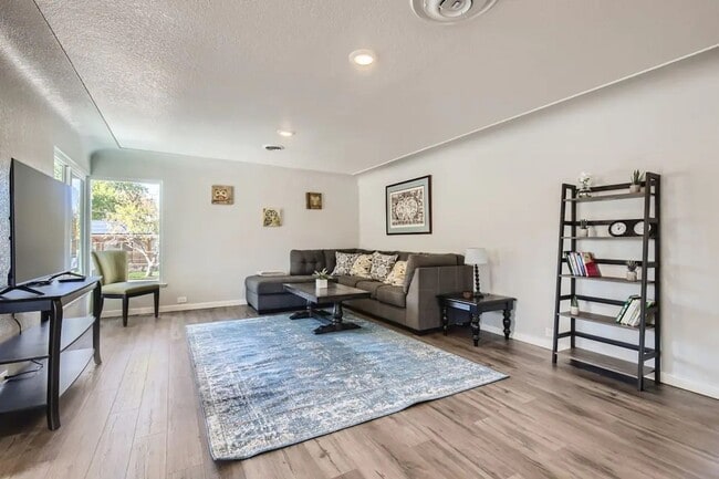 Building Photo - $0 DEPOSIT OPTION. STUNNING 3BED/2BATH DUPLEX IN BERKELEY NEIGHBORHOOD