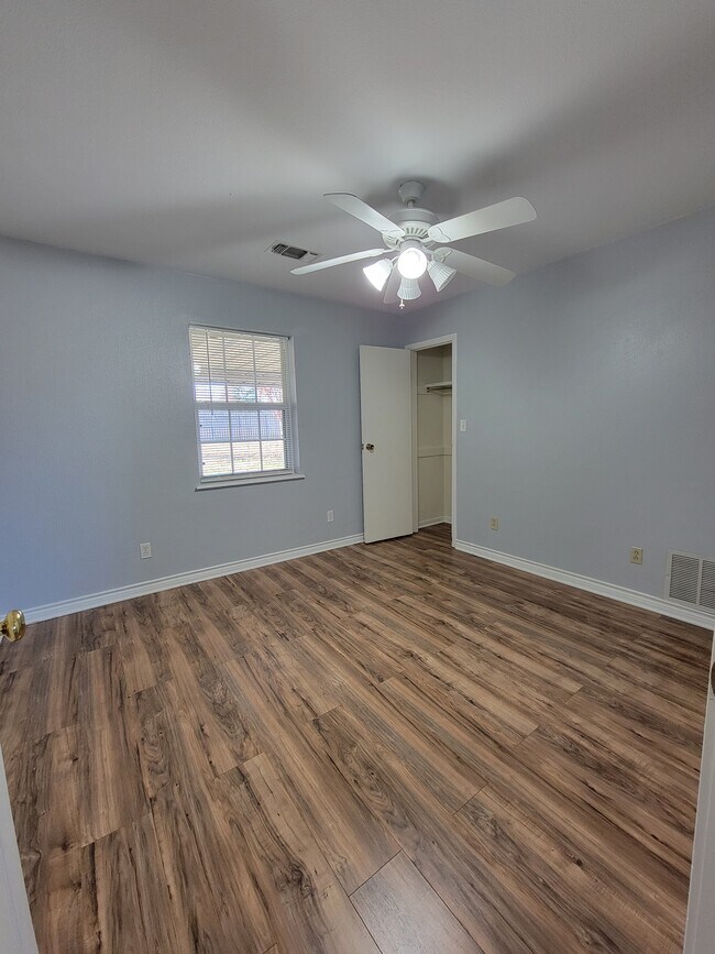 Building Photo - 101 Bluebonnet Ln