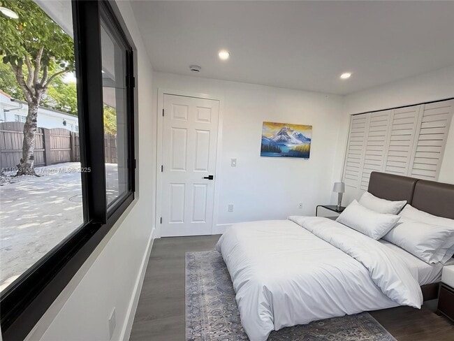 Building Photo - 240 SW 55th Ave