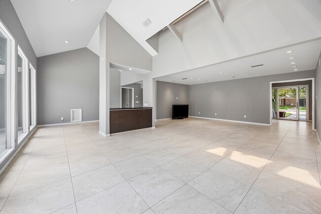 Building Photo - 5219 Loch Lomond Dr
