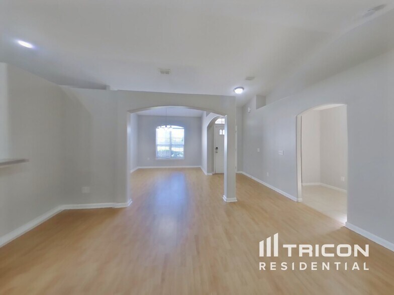 Building Photo - 2492 Bentwater Dr W