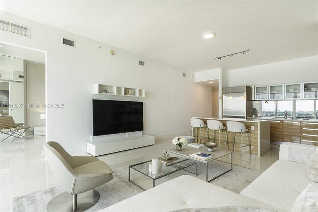 Building Photo - 2020 N Bayshore Dr
