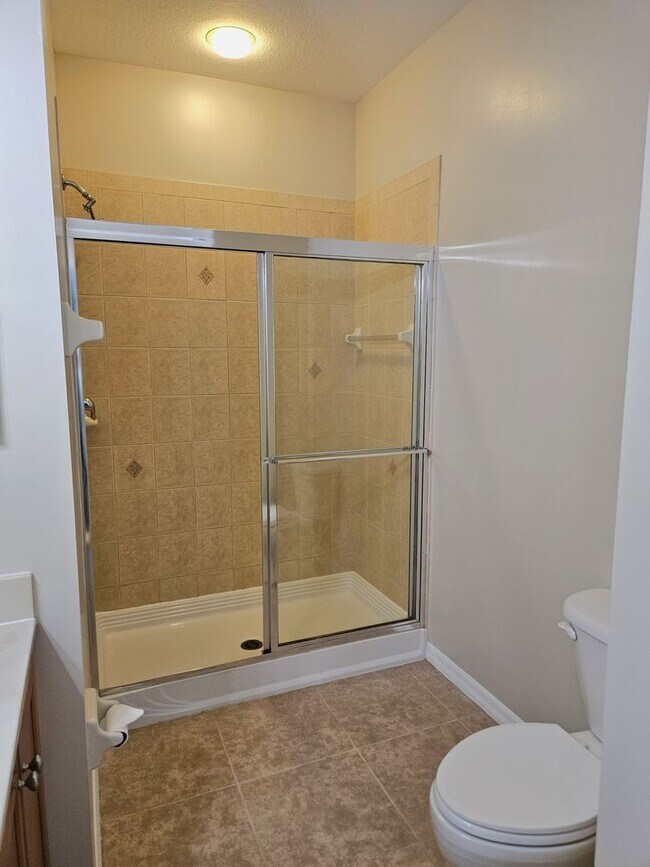 Building Photo - Annual Rental - Lovely 3 Bedroom 2 Bathroo...