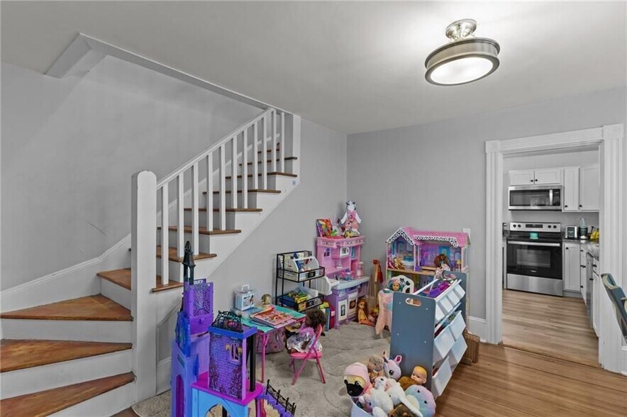 Building Photo - 44 Bedlow Ave