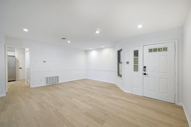 Building Photo - 2115 Wychwood Dr
