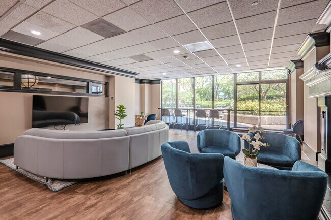 Building Photo - 10 E Ontario St