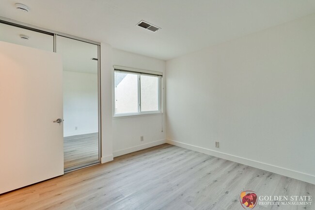 Building Photo - Spacious 2-Bedroom, 2-Bath Townhome in Pri...