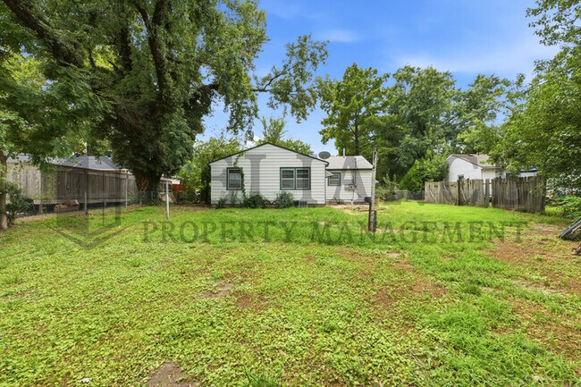 Building Photo - 1620 E Selma St