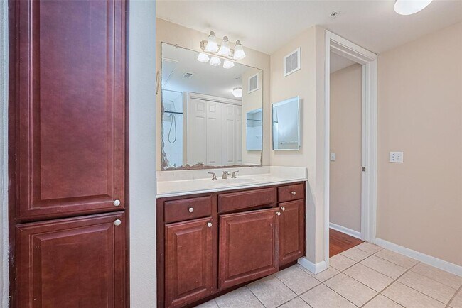 Building Photo - 7575 Kirby Dr