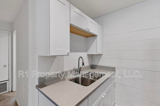 Building Photo - 301 Graceland Dr SE