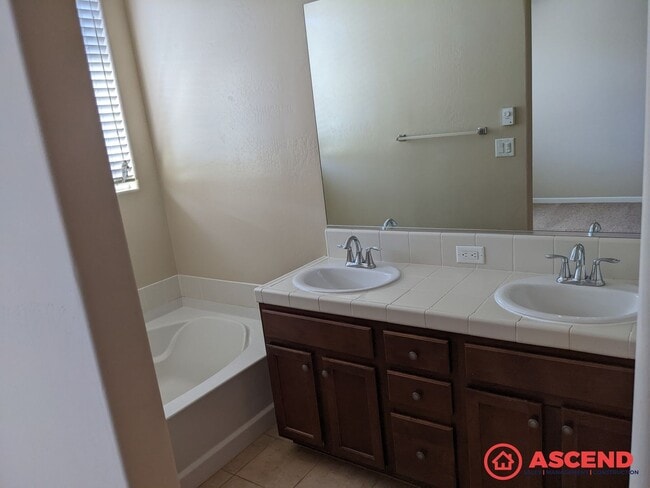 Building Photo - 4 BEDROOM 2 BATH HOUSE IN SOUTHWEST CUL-DE-SAC
