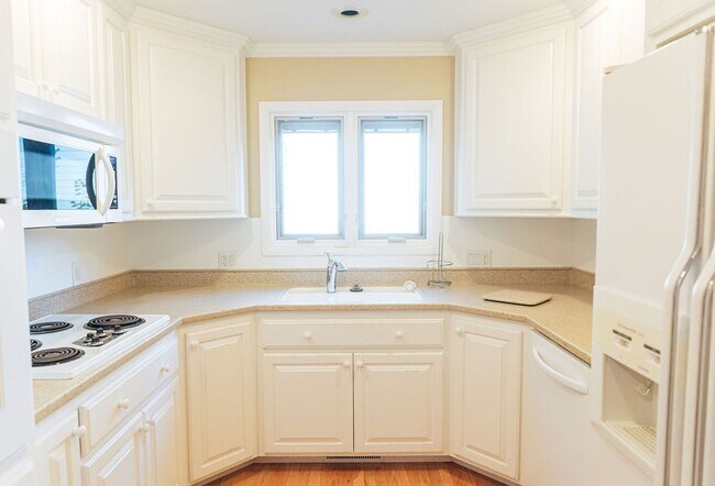 Building Photo - 3 Bed 3 Bath Home