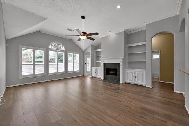 Building Photo - 7 S Hawthorne Hollow Cir