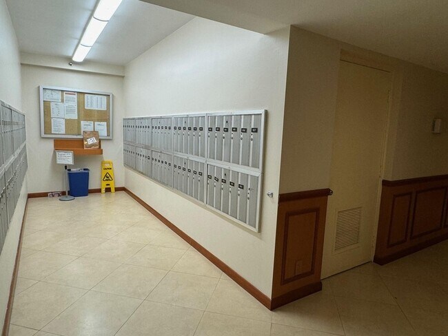 Building Photo - 3095 N Course Dr