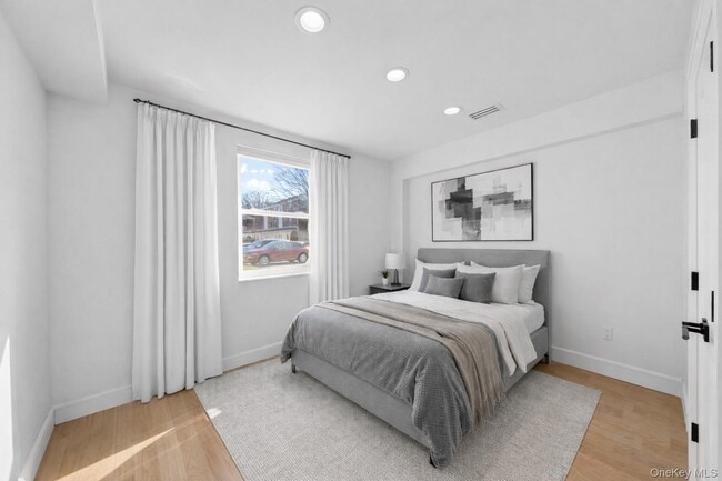 Building Photo - 68-21 Cloverdale Ln