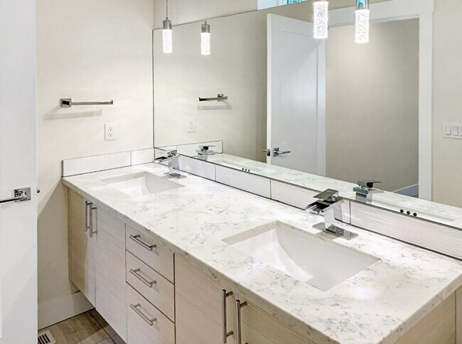 Building Photo - 4Bd/2.5Ba Renton Home