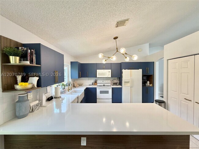 Building Photo - 415 NW 165th Ave