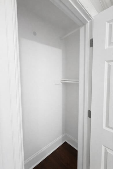 Building Photo - 1976 Lynnwood Dr